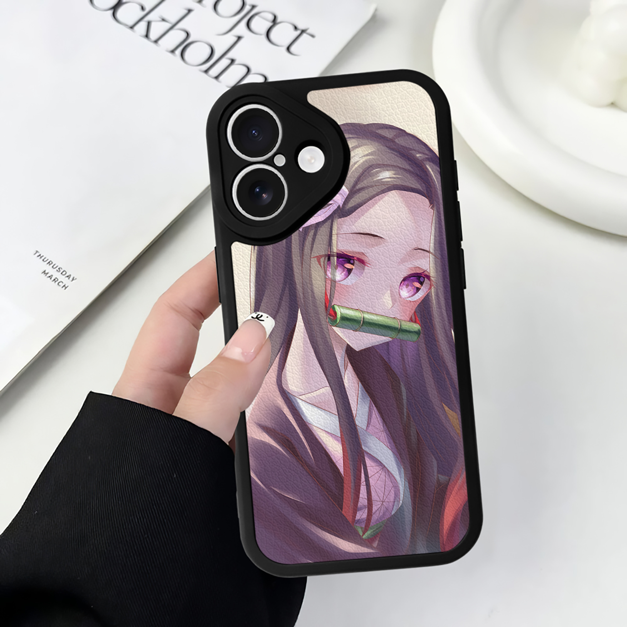 （画像用） 鬼滅の刃（きめつのやいば）竈門 禰󠄀豆子／かまど ねずこ Kamado Nezuko 【iPhone 16シリーズ対応】シリコンスマホケース（レザー調） 材質：シリコン
